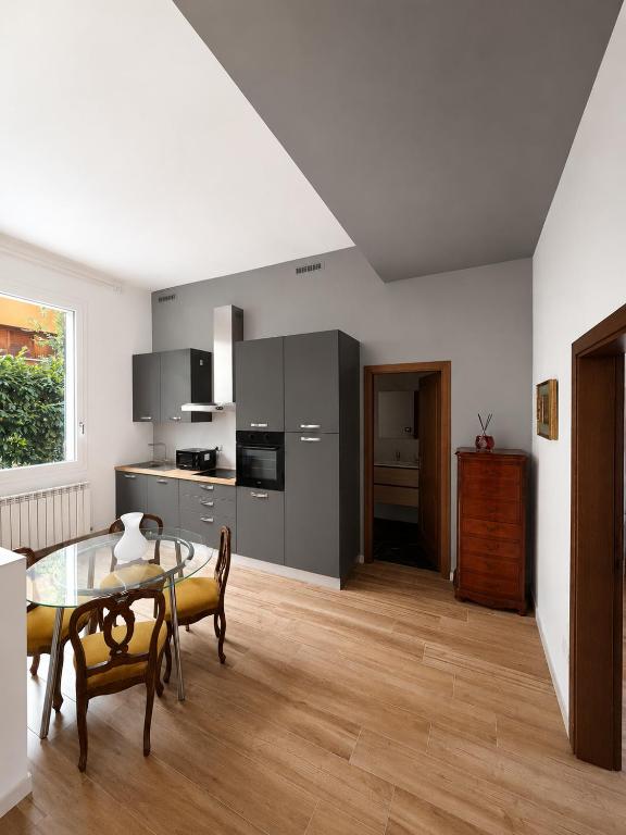 Barontini 8 — kitchen and dining area