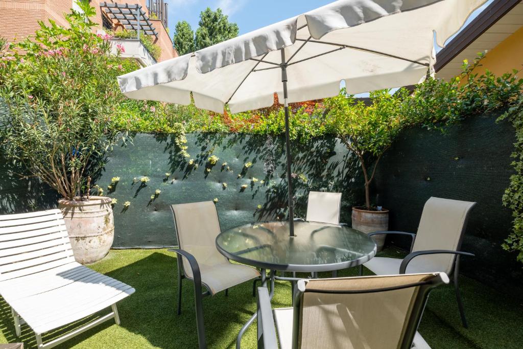 Gastone Rossi 12 — private garden